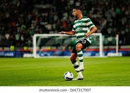 🗣️：“在我看来，他始终全神贯注。他度过了惊艳的半个赛季，证明了自己的选择是正确的。他已达到顶级水准，是我们的头号门将。我对此毫无疑虑。” 来源：Barça Buzz